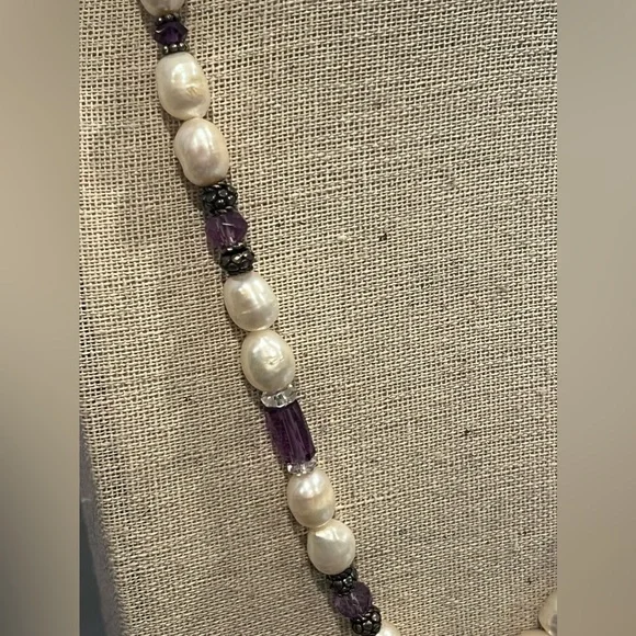 Large freshwater pearl necklace with purple glass beads and silver accents - Picture 11 of 14